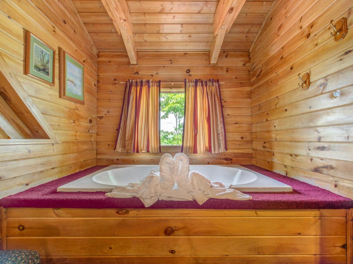 Bear Tracks, 2 Bedrooms, Hot Tub, Fireplace, Wifi, Jetted Tub, Sleeps 6 Gatlinburg Exterior foto